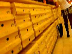 Młode pochwy sens, pakuły w sklepie obuwniczym pod spódnicą bez majtek