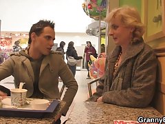 Blondynka ladne nago babcia skacze na młodym członku