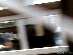 Erotyka porno pokazując brak majtek pod spódnicą w sklepie