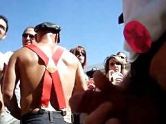 Masturbuje nagie piekne dziewczyny się publicznie, dziewczyna interesuje i lubi