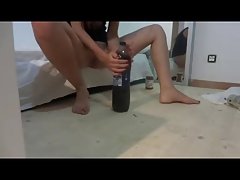 Nastolatka seks amatorki pieprzy ogromną butelkę pepsi