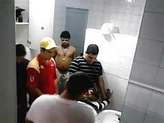 Faceci płatne filmy porno dymają dziewczynę w pubie toaleta sex grupowy!